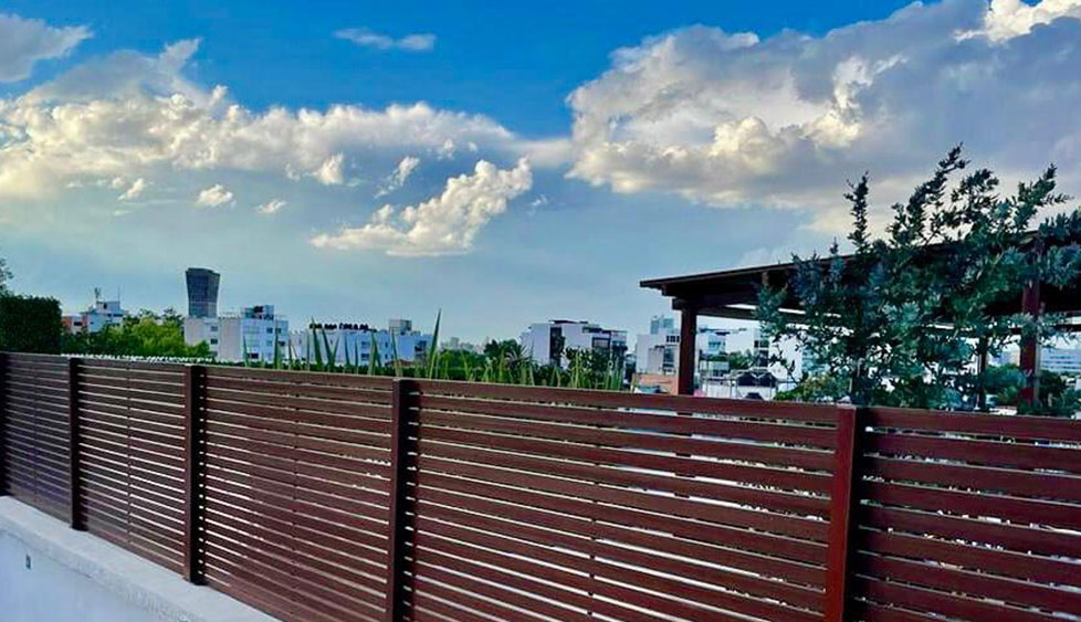 Barandal de perfiles con apariencia de madera en roof garden
