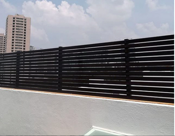 Celosía horizontal negra de Prolen sobre muro en azotea