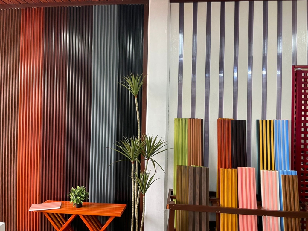 Muros de perfiles Prolen en colores madera, gris y blanco