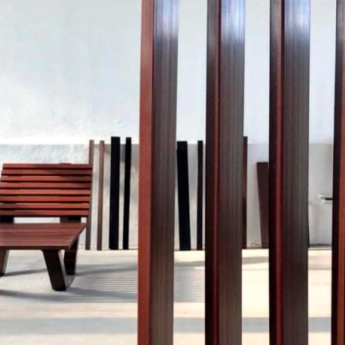 Perfiles Prolen color madera en showroom Space Design