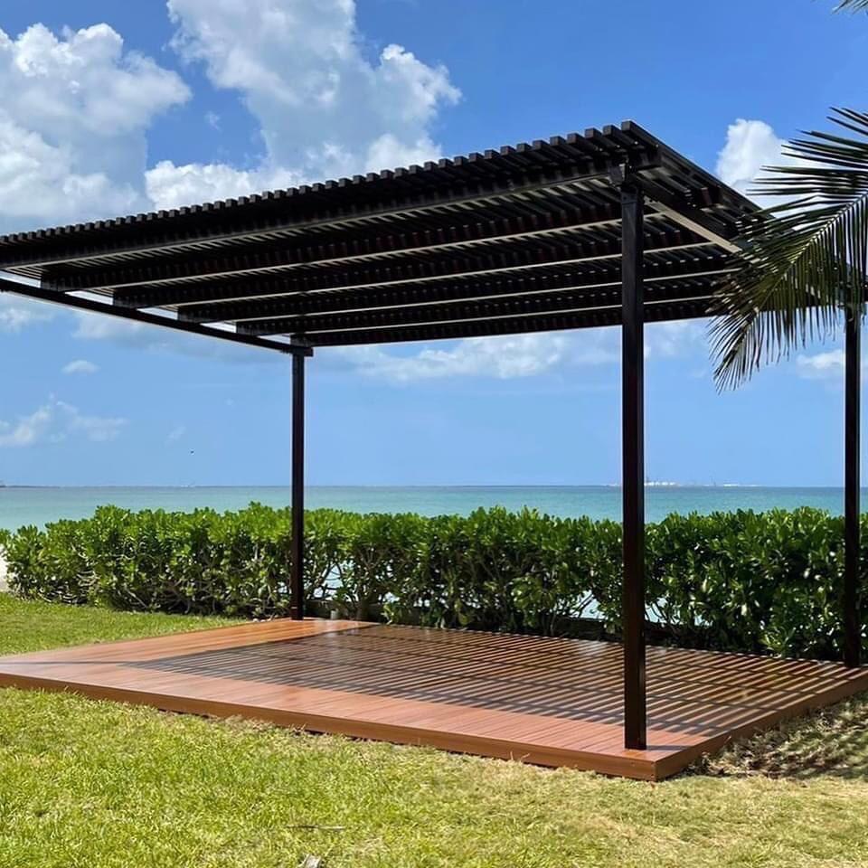 Pérgola y piso deck ZeroMadera frente al mar